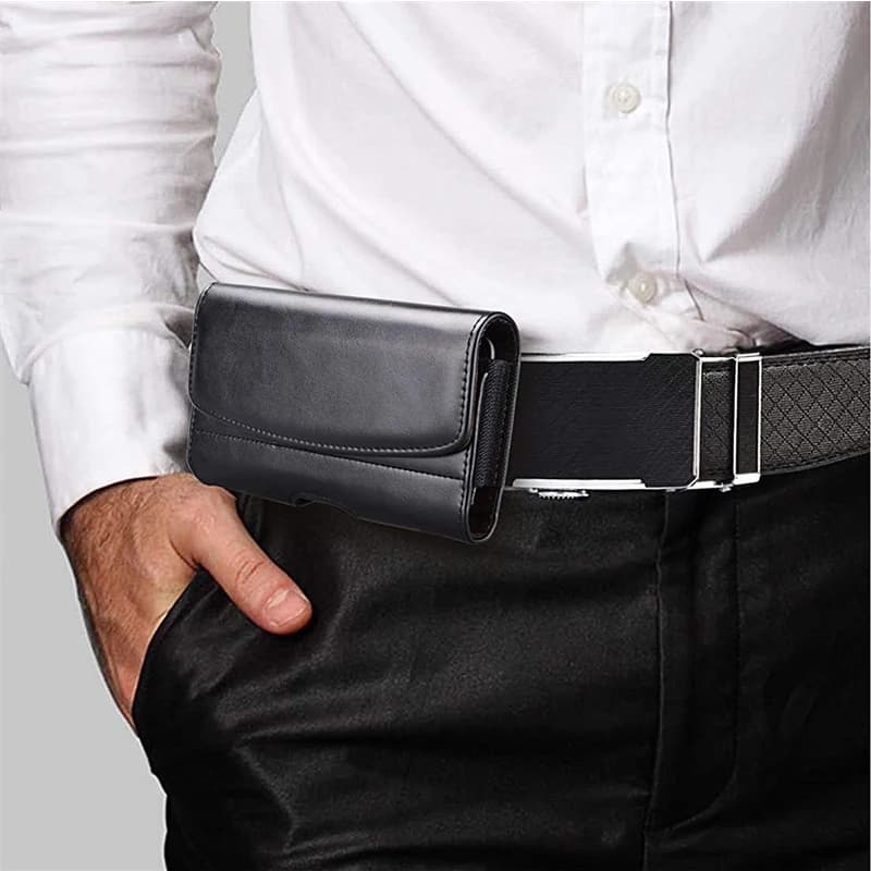 Capa para celular Motorola Moto g em couro preto com clipe preso ao cinto masculino