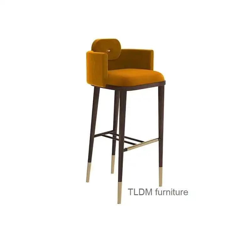 Cadeira de bar retro amarela com pernas de metal douradas