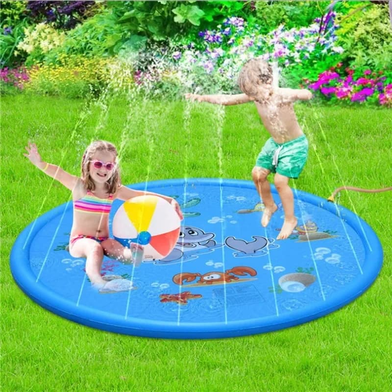 Tapete inflável infantil azul com desenho animado, crianças brincando com bola colorida e jatos de água