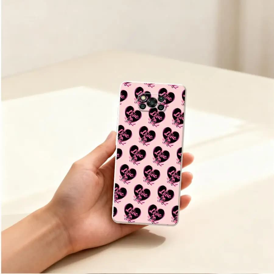Capa de telefone rosa com estampa de corações e texto Love