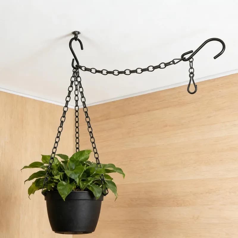 Corrente preta com gancho único para pendurar vaso de planta preta em ambiente interno