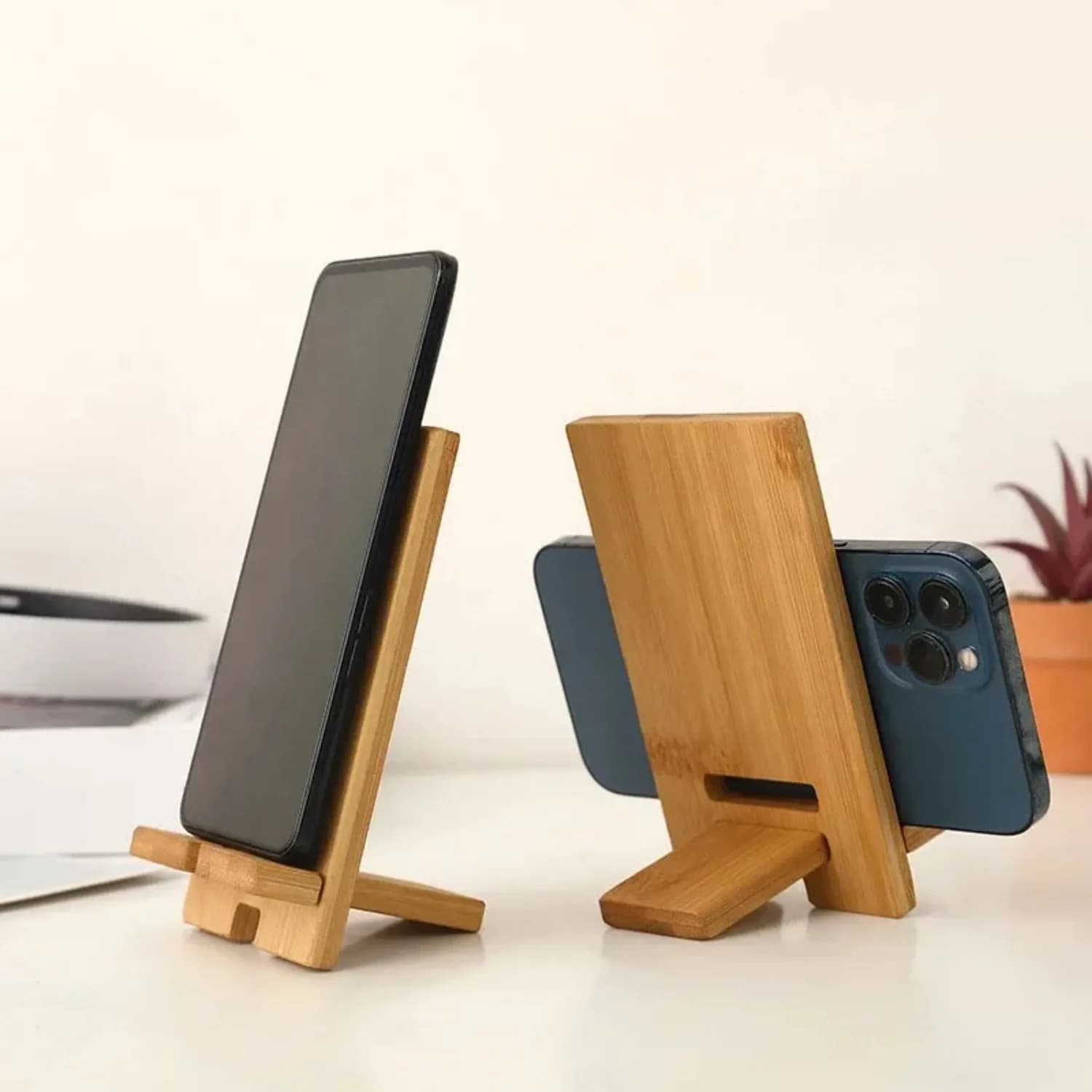 Suporte de telefone de bambu para mesa com celular preto e azul