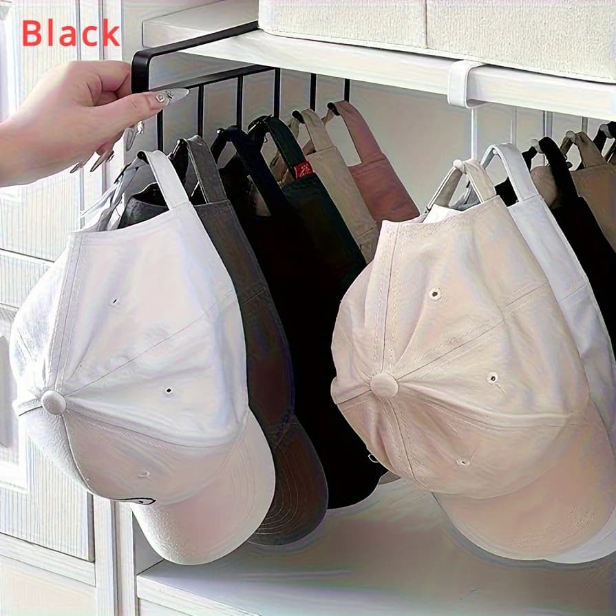 Suporte organizador preto para chapéus com 6 ganchos pendurando bonés coloridos em porta