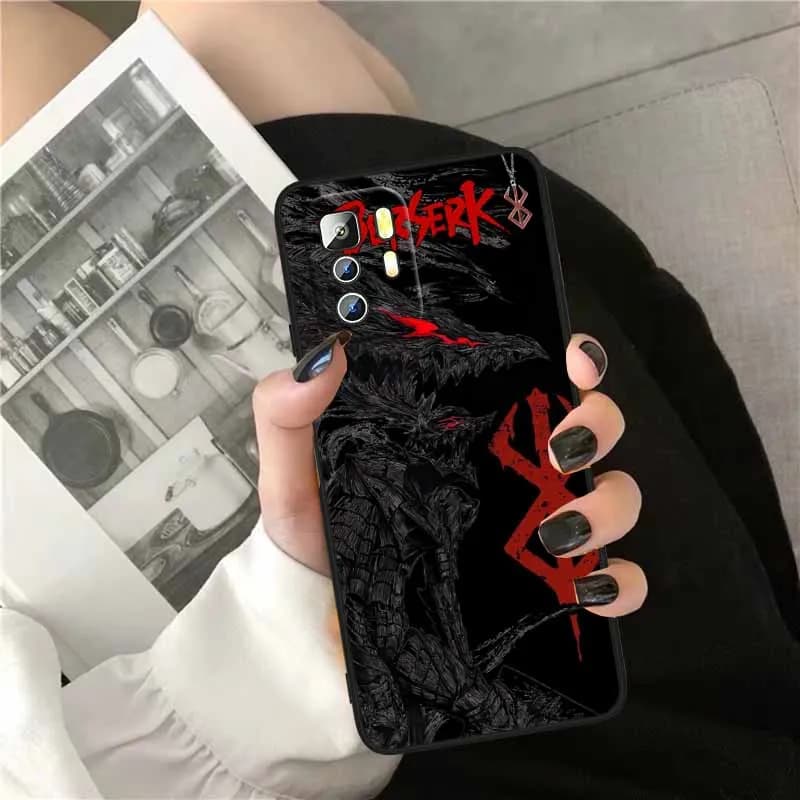 Capa de silicone preta para Xiaomi Redmi Note 15 com desenho detalhado de dragão e logo Berserk vermelho