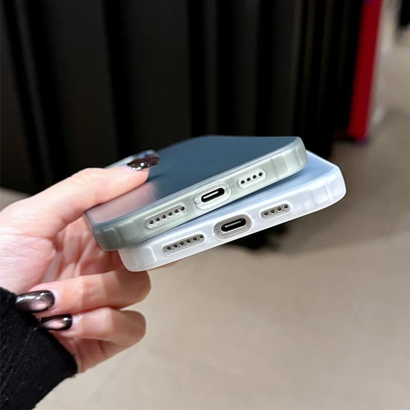 Duas capas para smartphone Xiaomi em silicone fosco nas cores cinza e branco com recortes para portas