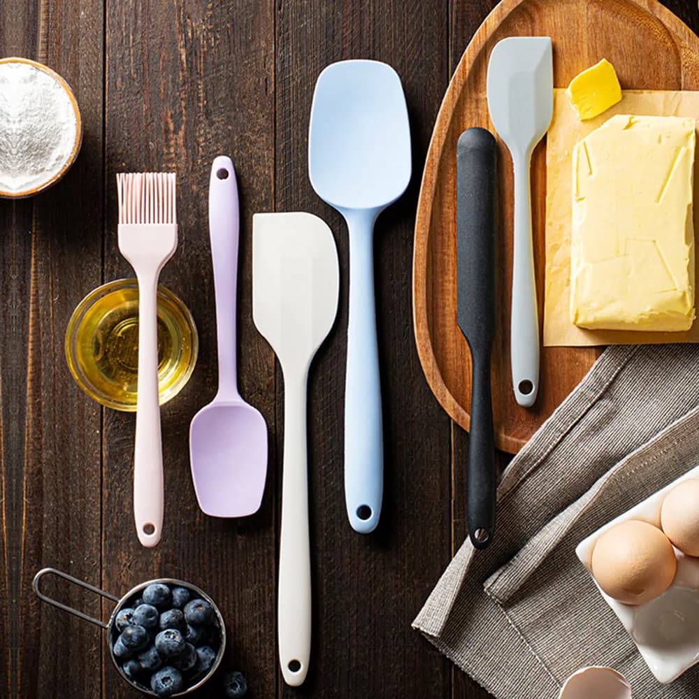 Conjunto de espátulas de cozinha em silicone antiaderente 6 peças coloridas sobre mesa de madeira