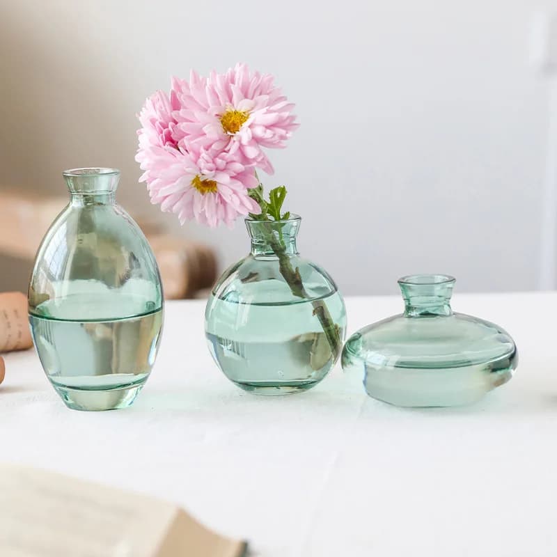 Trio de vasos decorativos hidropônicos em vidro verde transparente com flor rosa