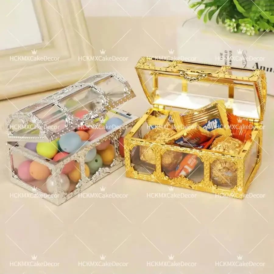 Kit com 2 caixas para lembrancinha infantil baú pirata em dourado e prateado com detalhes transparentes
