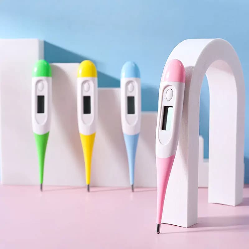 Kit com 4 termômetros digitais infantis com cabeça macia em cores verde, amarelo, azul e rosa