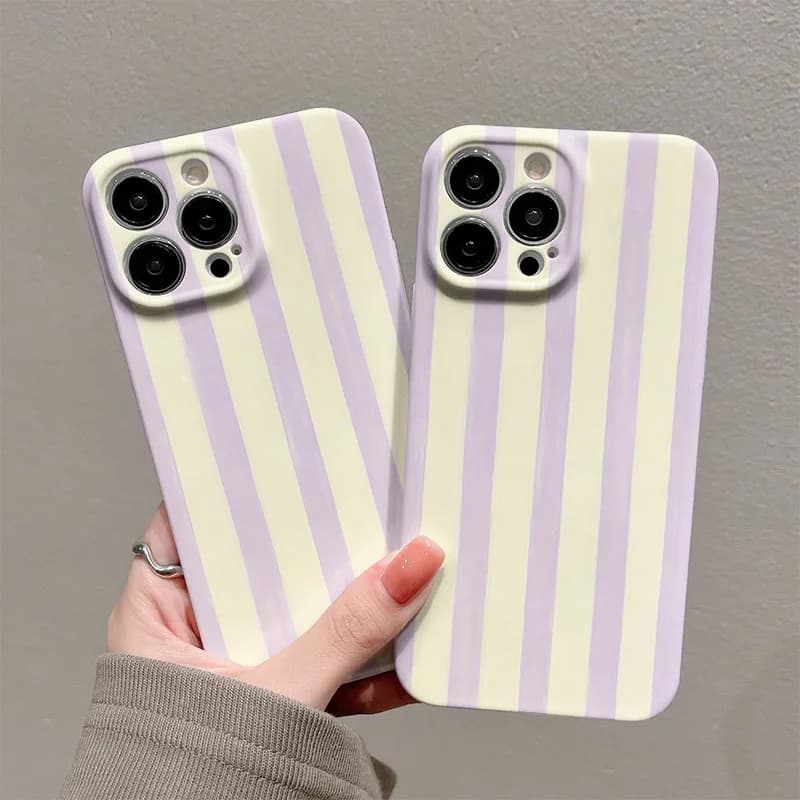 Capa de telefone com listras lilás e amarelo para smartphone, mostrando a câmera traseira.