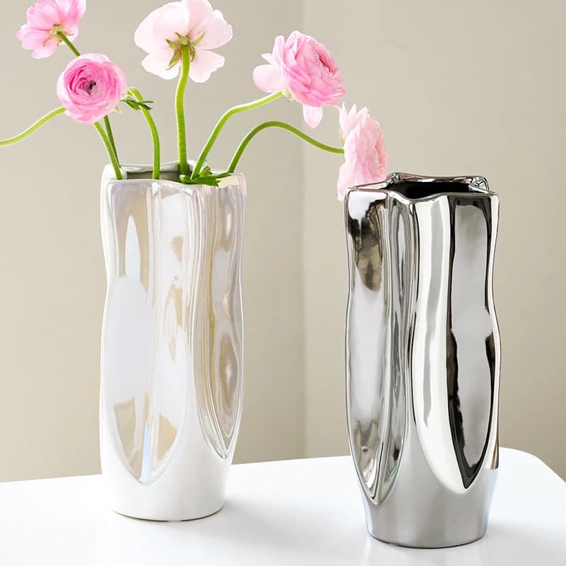 Jogo com 2 vasos decorativos Jácotei luxo prata galvanizada com design irregular ondulado e flores rosas