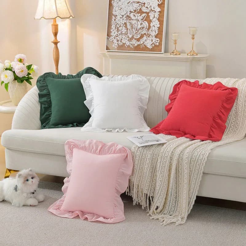 Capas de almofada com renda e fecho envelope em cores verde, branco, vermelho e rosa.