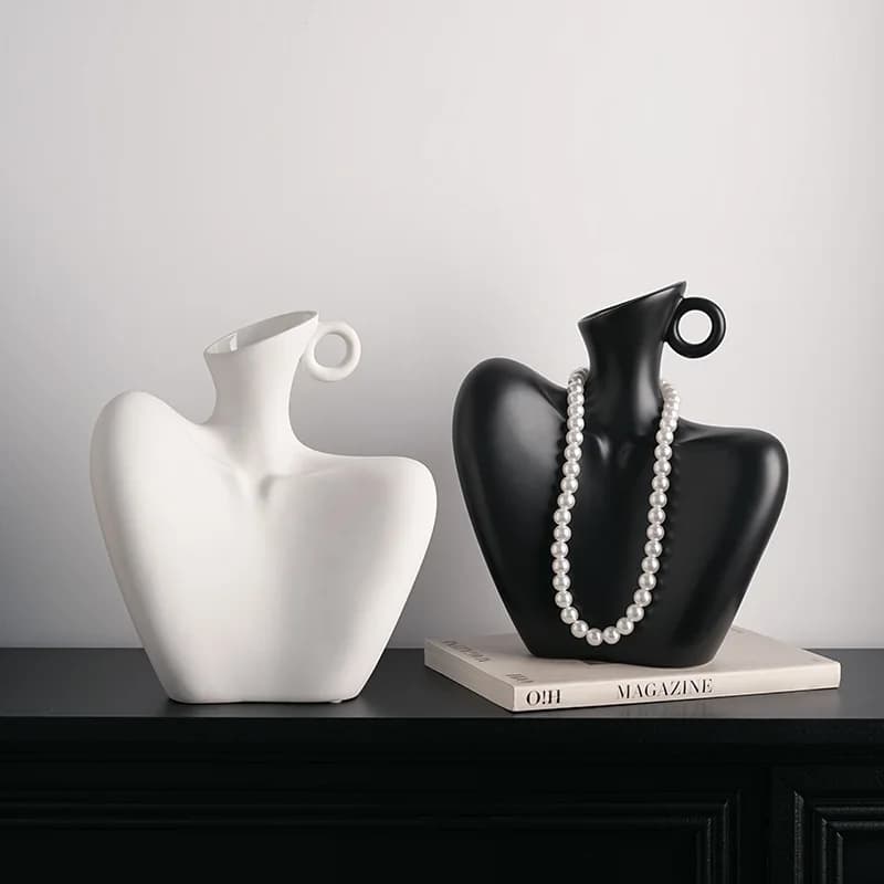 Vaso cerâmico branco e preto em forma de figura humana para decoração de interiores.
