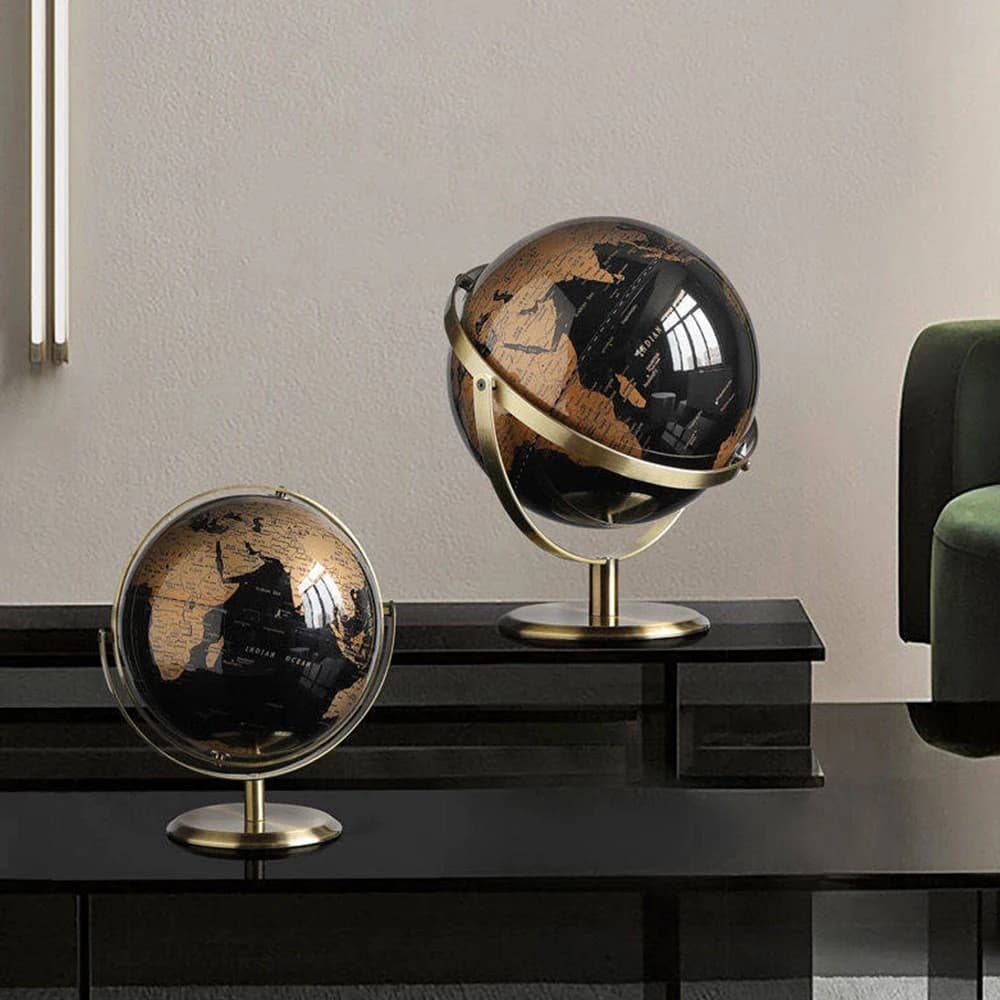 Globo terrestre decorativo preto e dourado com base metálica em ambiente moderno