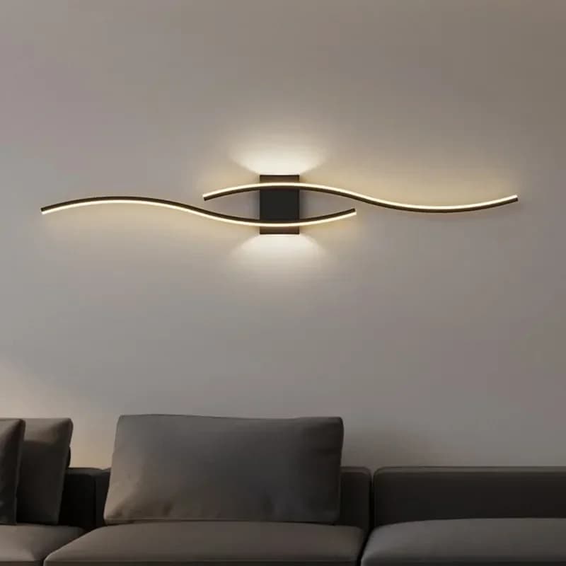Lâmpada de parede moderna e minimalista com LED, tira curva iluminada, iluminação suave, parede cinza claro, lâmpada branca e preta.