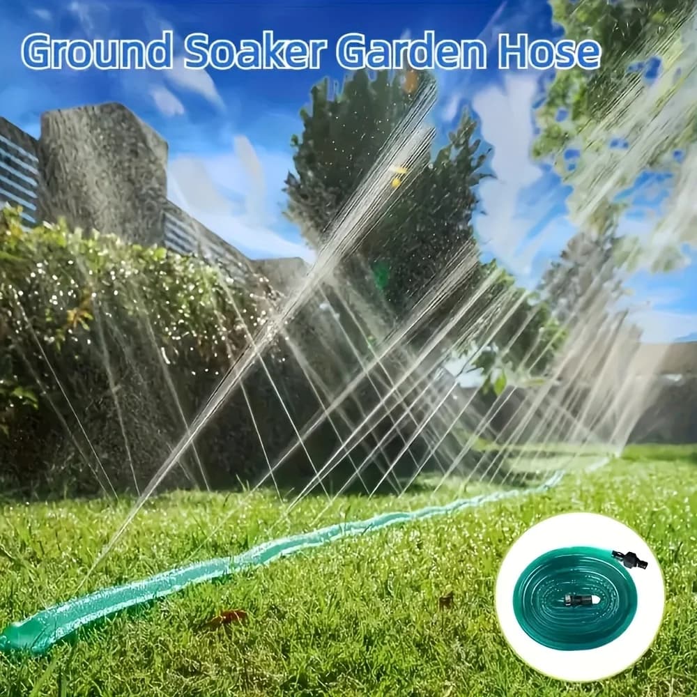 Mangueira de jardim verde com aspersor universal irrigando gramado sob céu azul