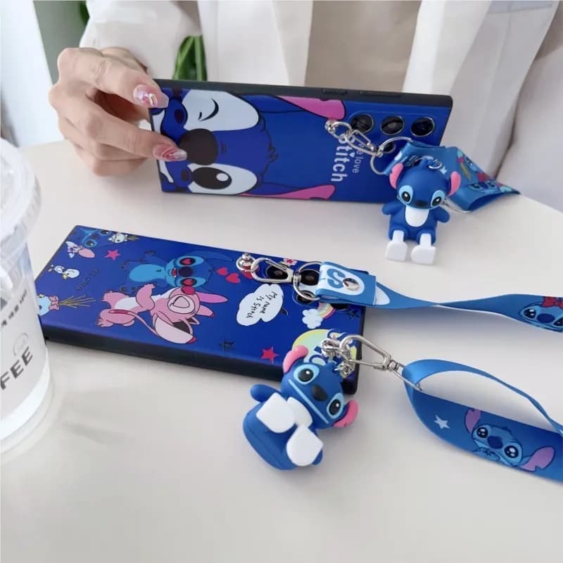 Capas de telefone azul Disney Stitch 3D com cordão antichoque e chaveiro para Xiaomi Poco sobre mesa branca
