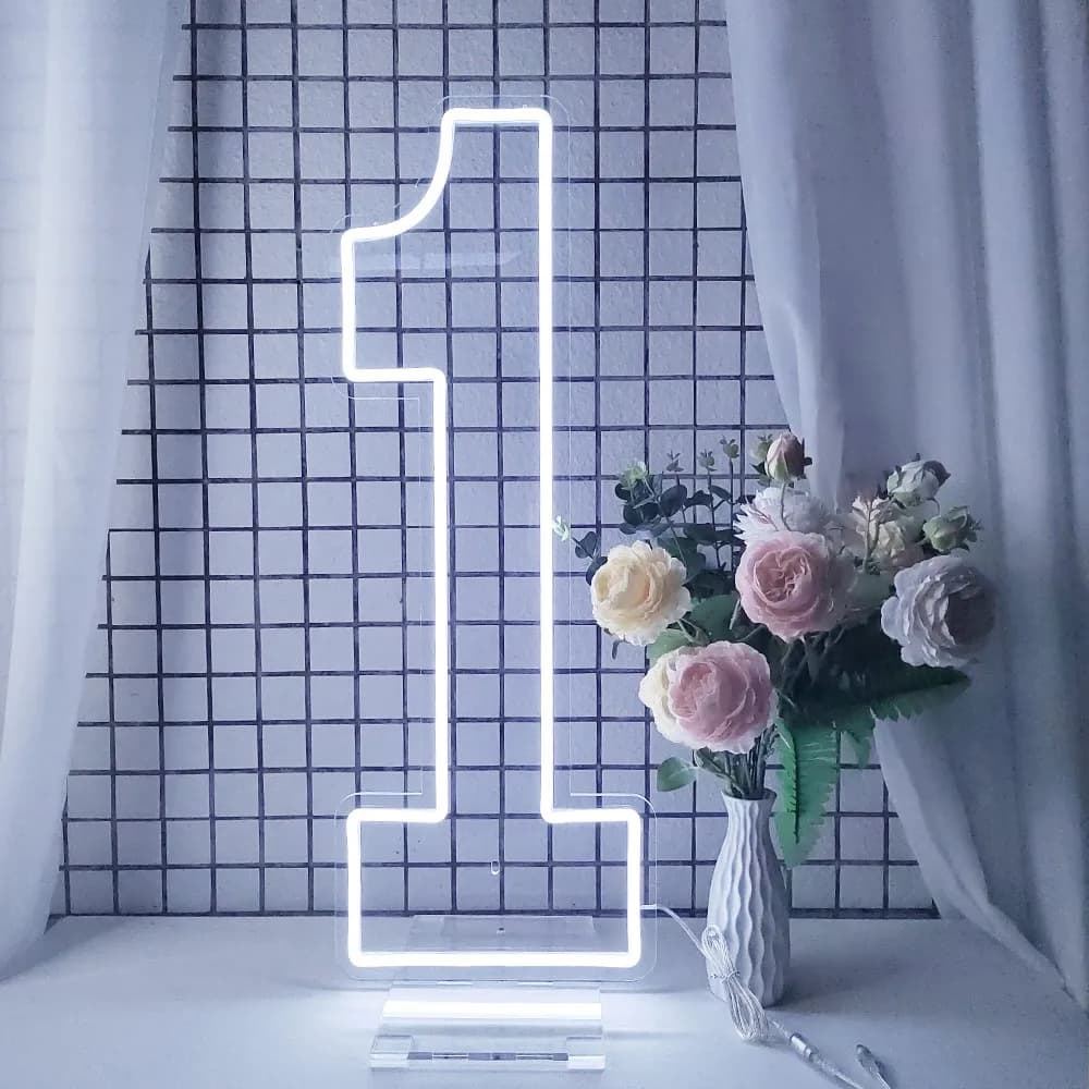 Sinal de néon LED branco número 1 extragrande 76x100 cm decorativo em base acrílica com flores ao lado