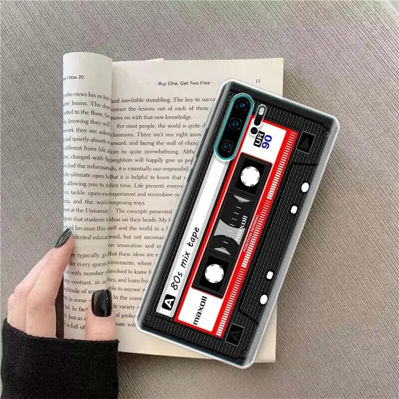 Capa para Xiaomi Poco X4 estilo fita cassete retrô preta com detalhes vermelhos e brancos