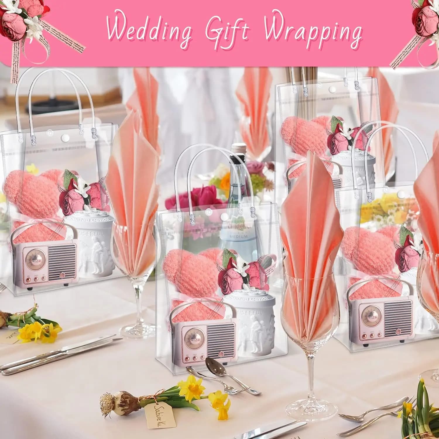 Saco de presente transparente cristal com alça metálica exibido em mesa decorada para casamento