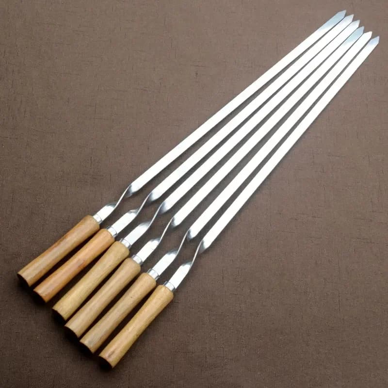 Espetos para churrasco Jácotei 55 cm com cabo de madeira natural e lâmina de aço inoxidável lisa
