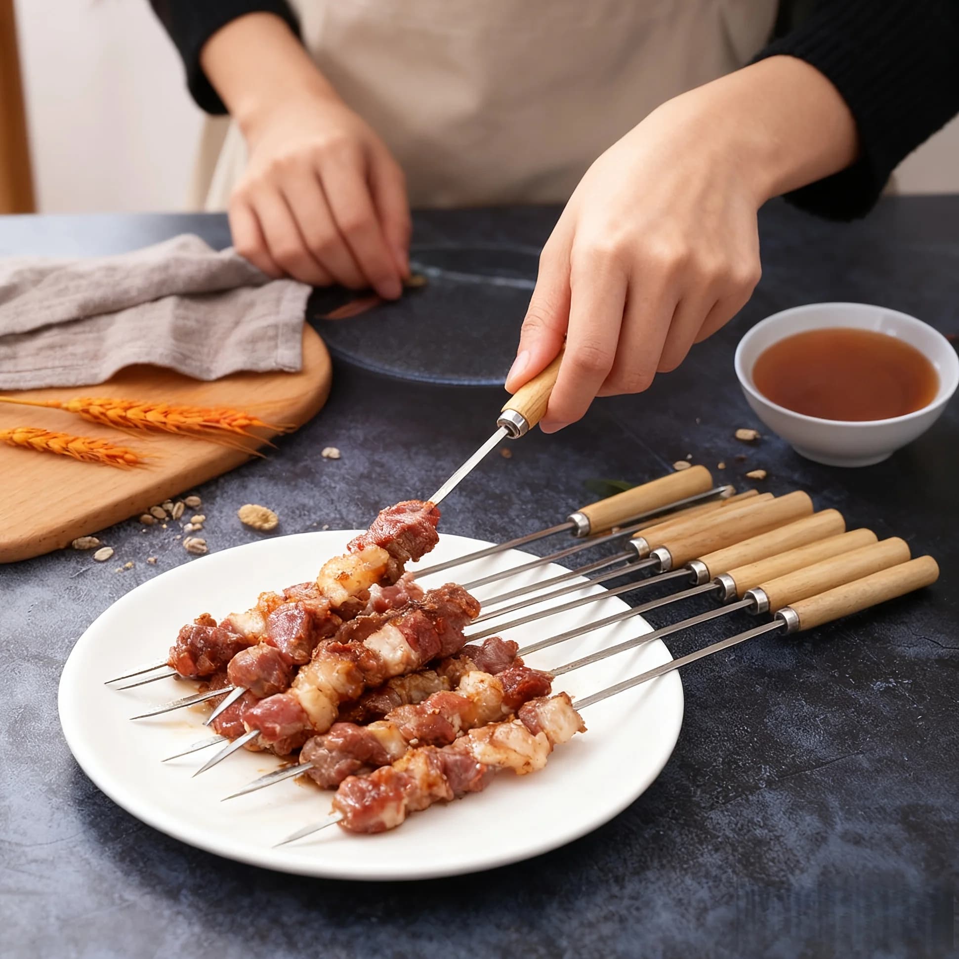 Conjunto de espetos de aço inoxidável planos com cabos de madeira para churrasco