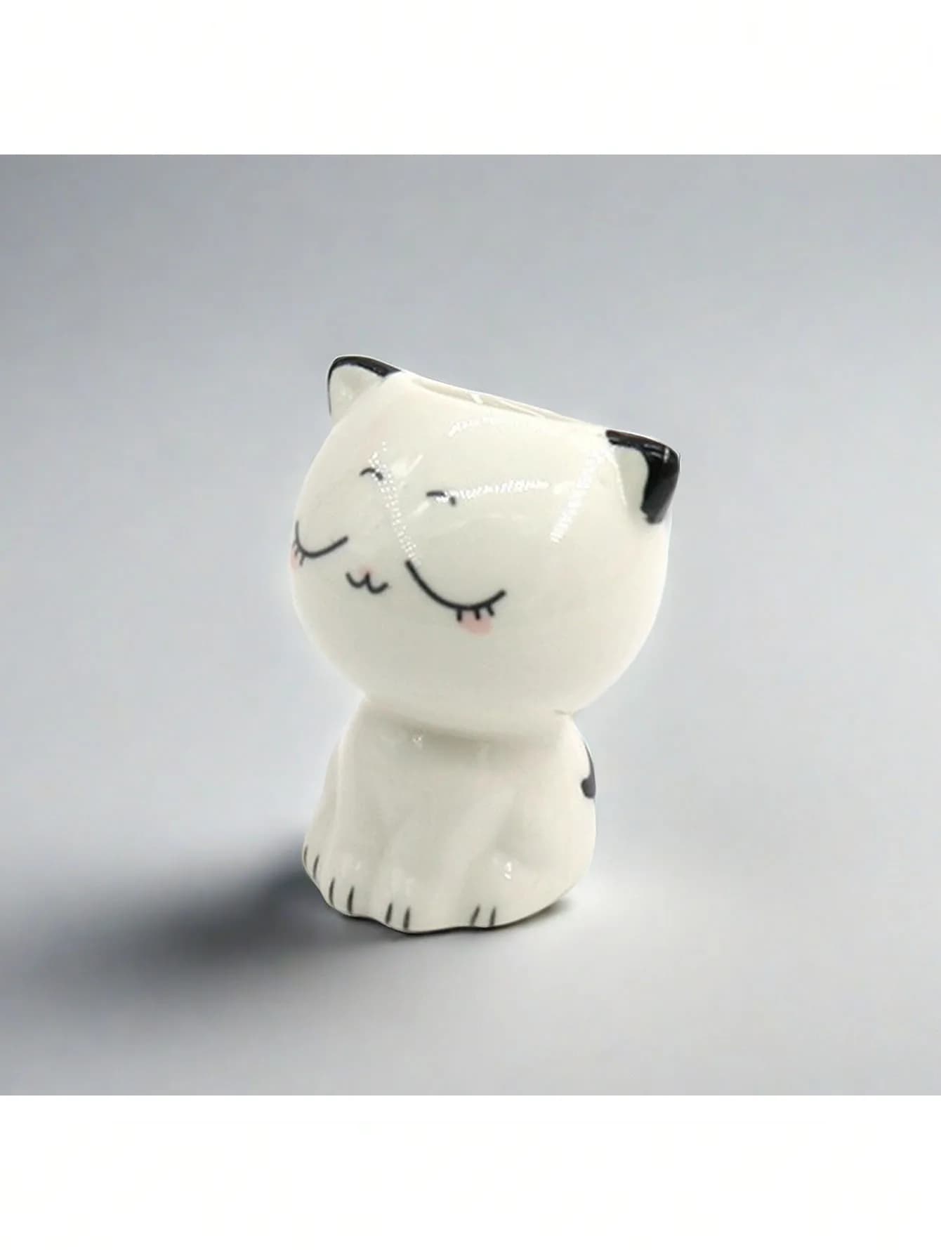 Vaso cerâmica gato fofo branco com detalhes pretos e expressão de olhos fechados para decoração com suculenta