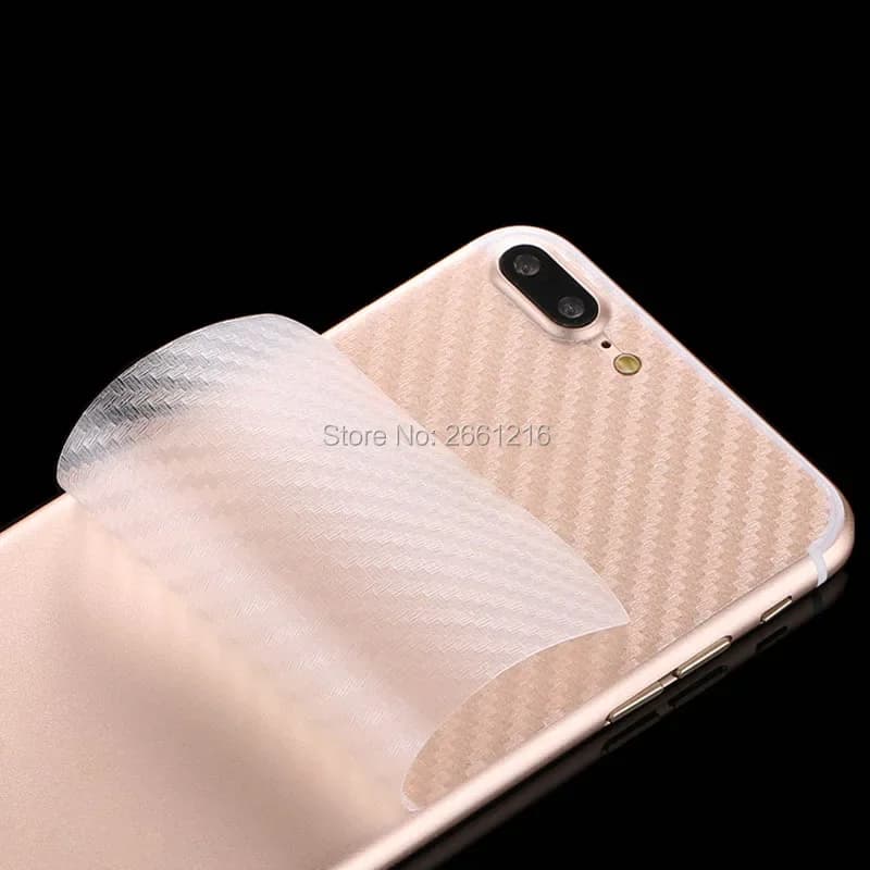 Película protetora transparente de fibra de carbono para Xiaomi Poco X6 sendo aplicada na traseira do celular