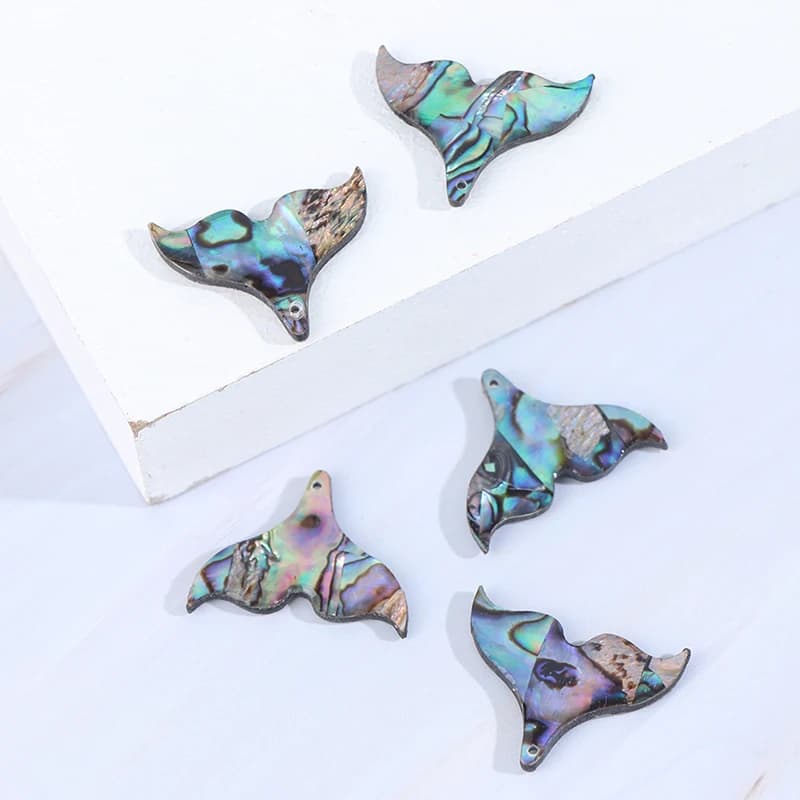 Pingentes cauda de peixe madrepérola azul e verde em fundo branco para bijuteria artesanal