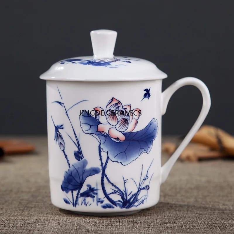 Caneca Jingdezhen branca com tampa decorada com pintura azul de flor de lótus e folhas