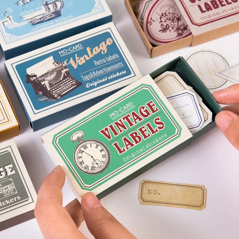 Caixa verde de adesivos vintage para scrapbook com etiquetas retrô e ilustração de relógio antigo