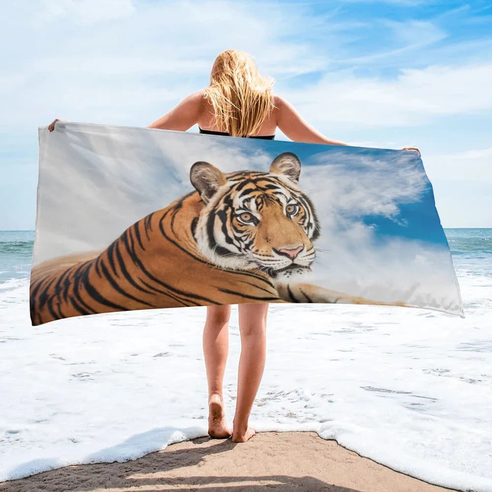 Toalha de praia branca microfibra com estampa de tigre deitado e céu azul ao fundo