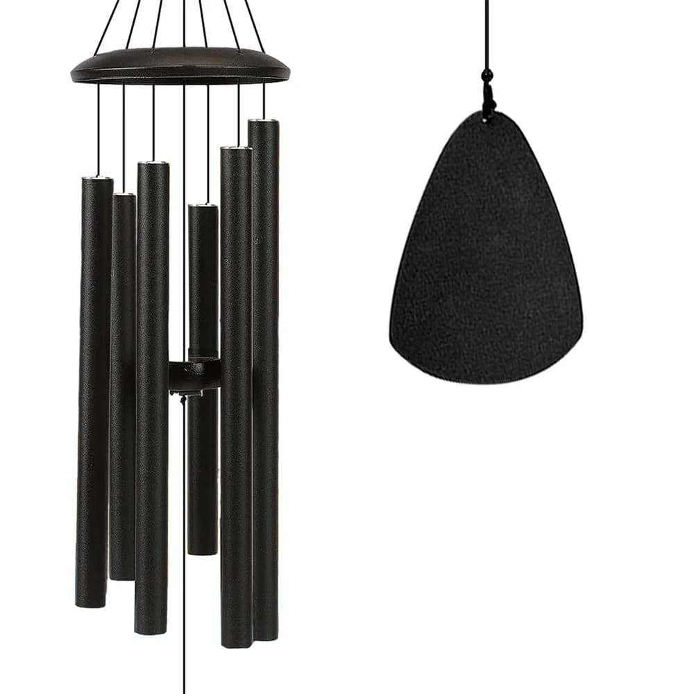 Detalhe do sino de vento preto com tubos de alumínio e peça pendurada triangular para decoração externa