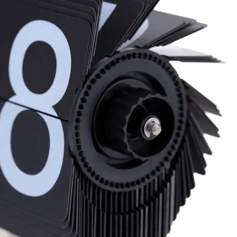 Detalhe do mecanismo do Relógio de Mesa Flip Automático Virar Preto com números brancos grandes
