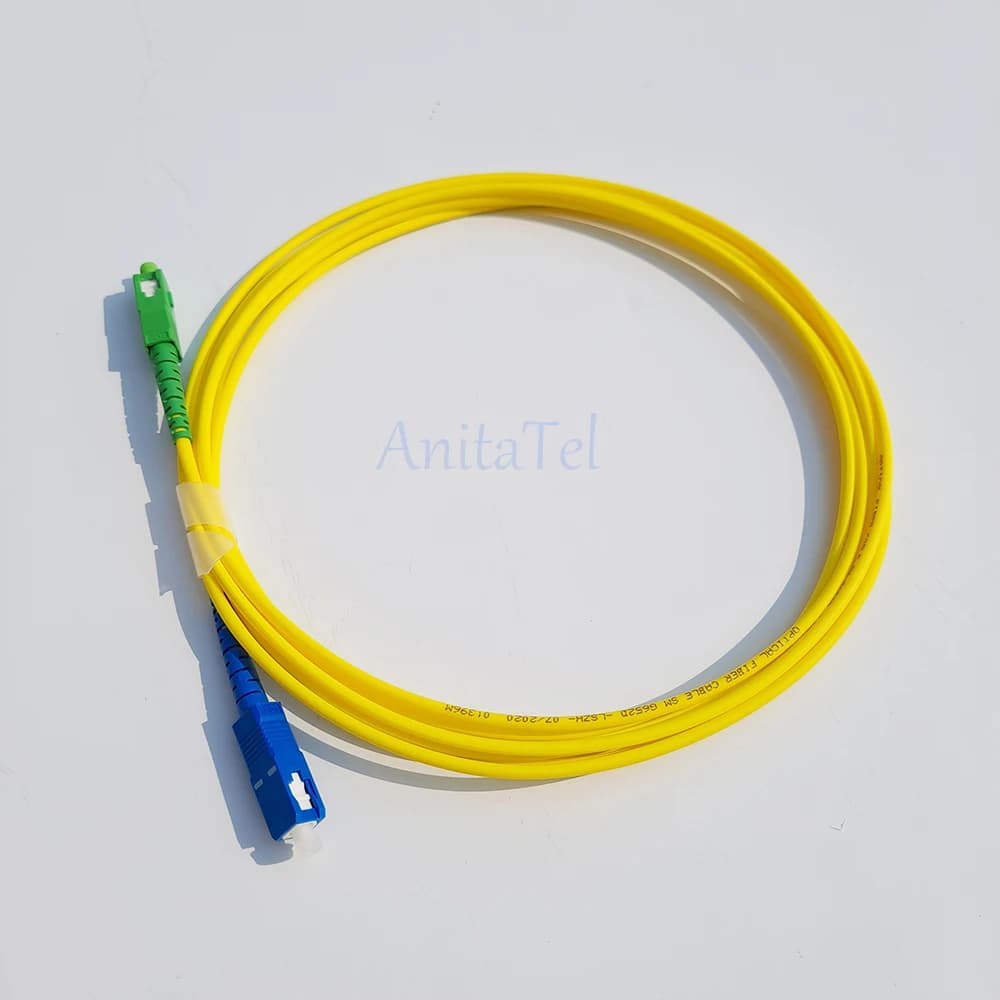 Cabo de remendo fibra óptica monomodo amarelo com conectores SC/APC verde e SC/UPC azul em fundo branco