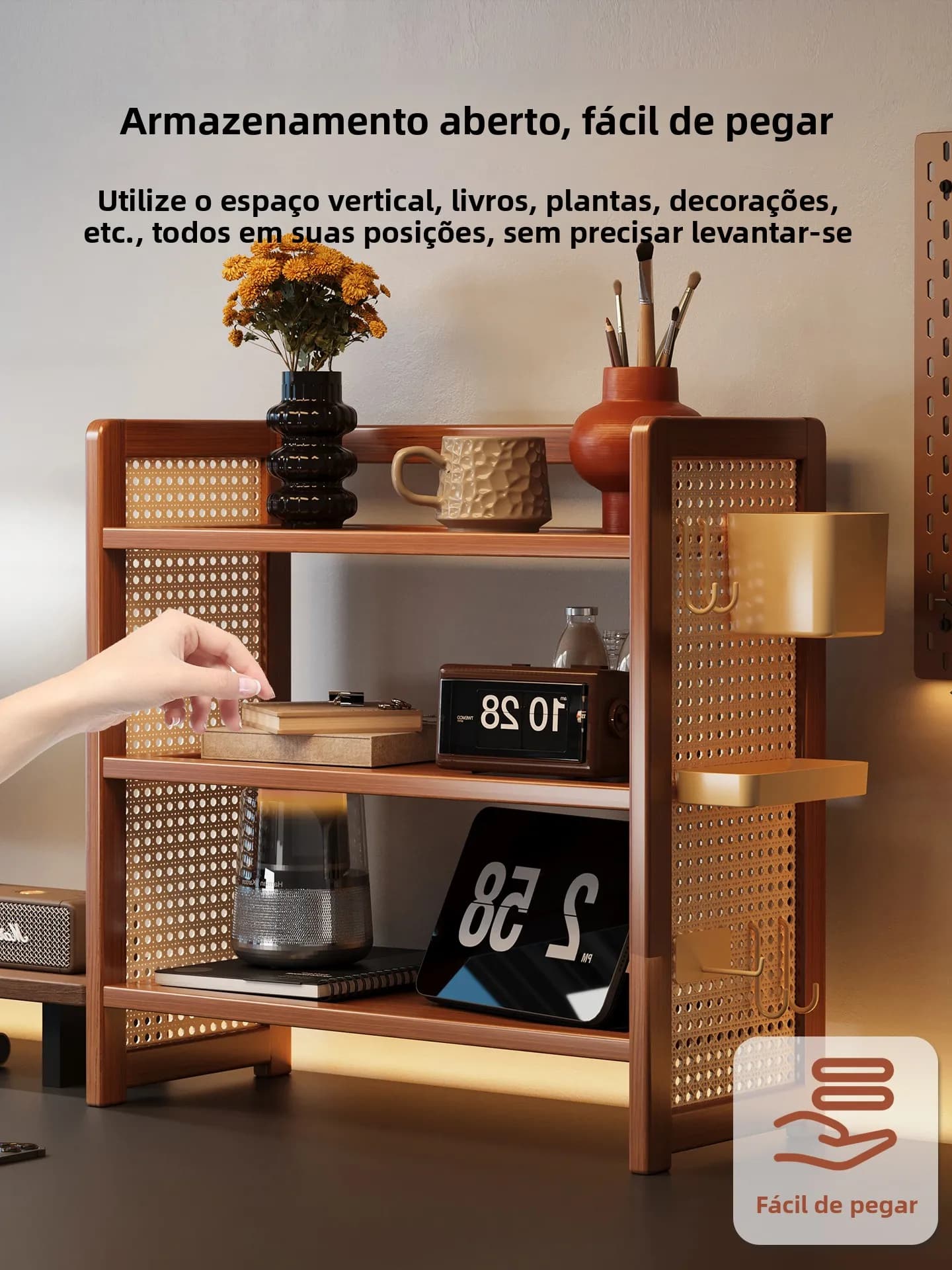 Organizador de mesa multicamadas marrom claro com prateleiras e objetos decorativos como vaso e caneca