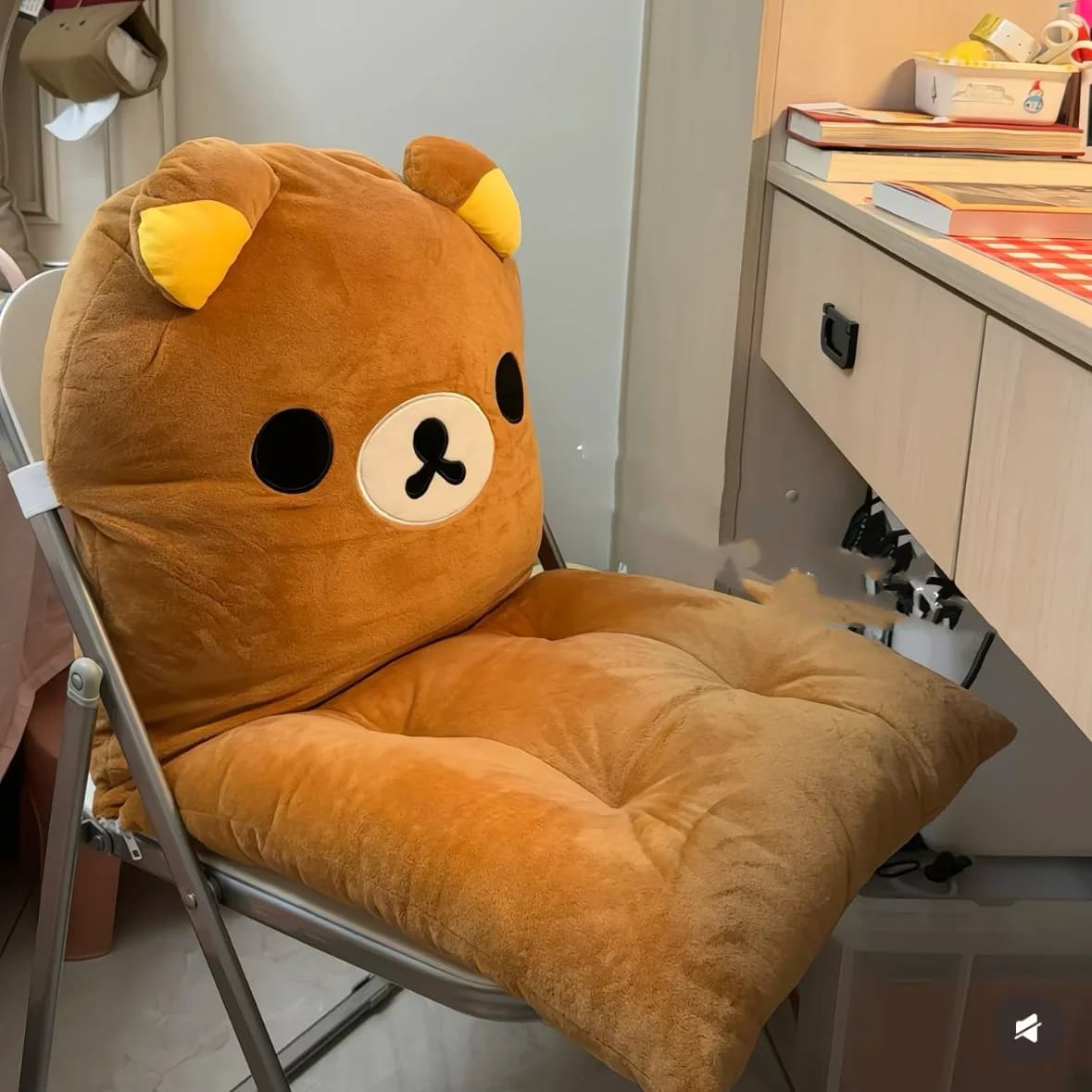 Almofada de pelúcia Rilakkuma em forma de mascote, confortável e multifuncional para cadeira de escritório ou quarto.