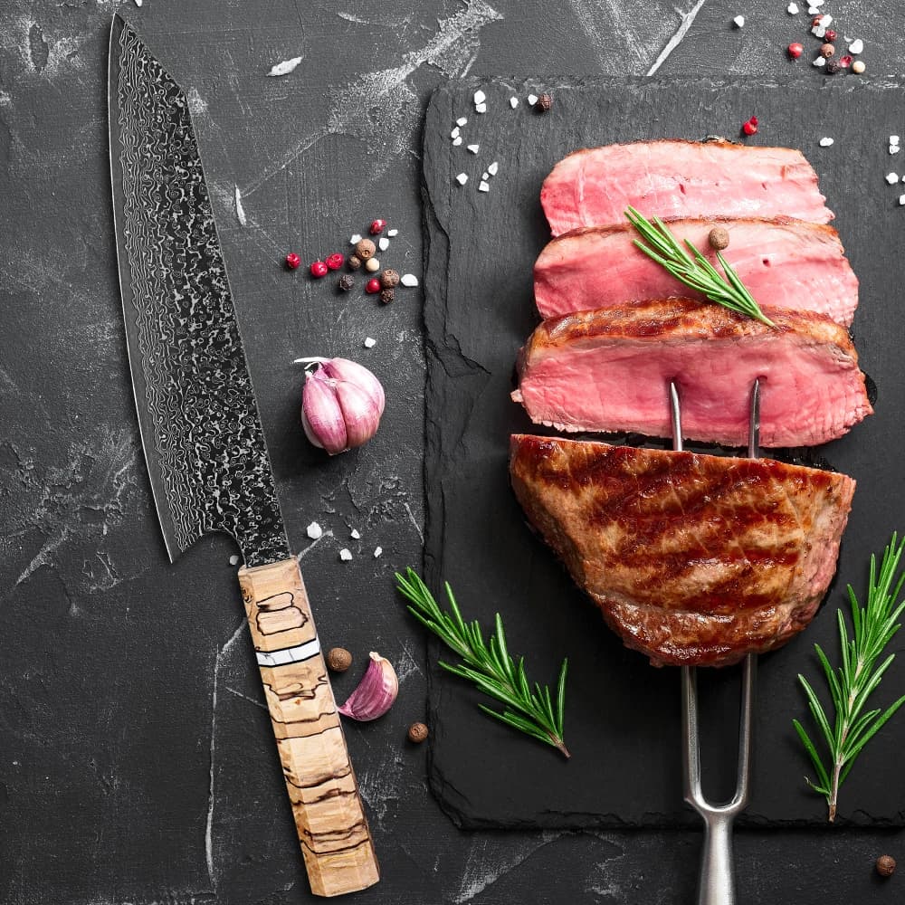 Faca Xitou Kiritsuke aço damasco 8 polegadas com cabo octogonal madeira clara ao lado de carne fatiada