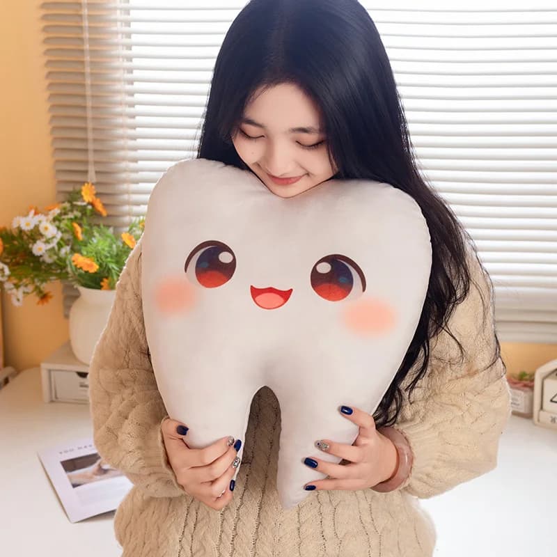 Almofada macia de pelúcia dente branco kawaii com olhos grandes e sorriso, brinquedo infantil