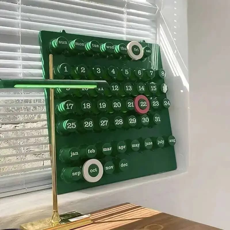 Calendário de mesa perpétuo verde com design moderno e números brancos em botões circulares