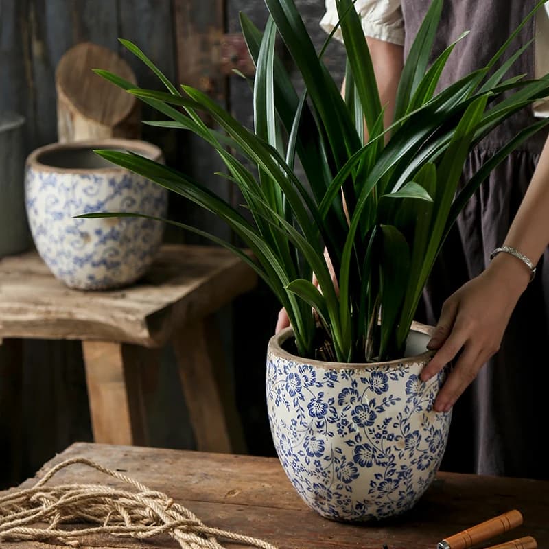 Vaso de cerâmica azul e branco antigo com padrão floral para decoração de jardim