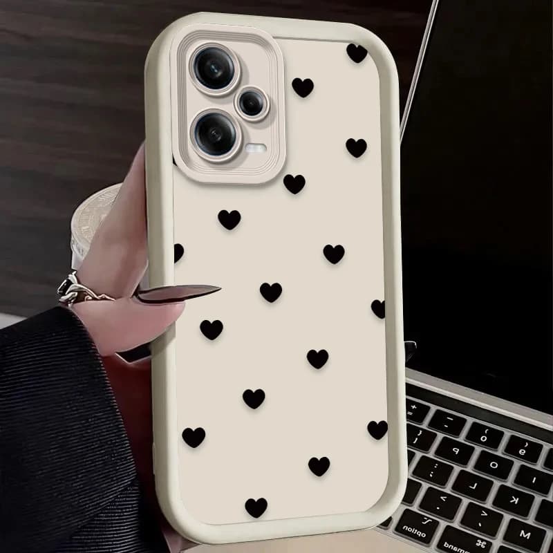 Capa branca para Xiaomi Redmi Note 13 com pequenos corações pretos protetora silicone
