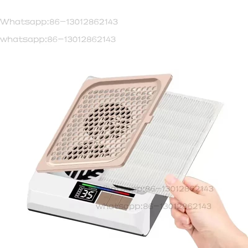 Aspirador de pó portátil com coletor de pó removível, branco e rosa, com display digital.