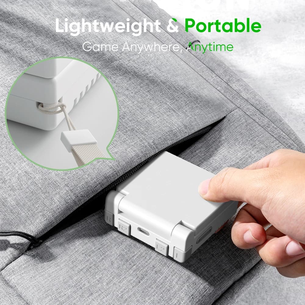 Console portátil MIYOO Mini Flip Retro branco leve e portátil sendo guardado em bolso de mochila cinza