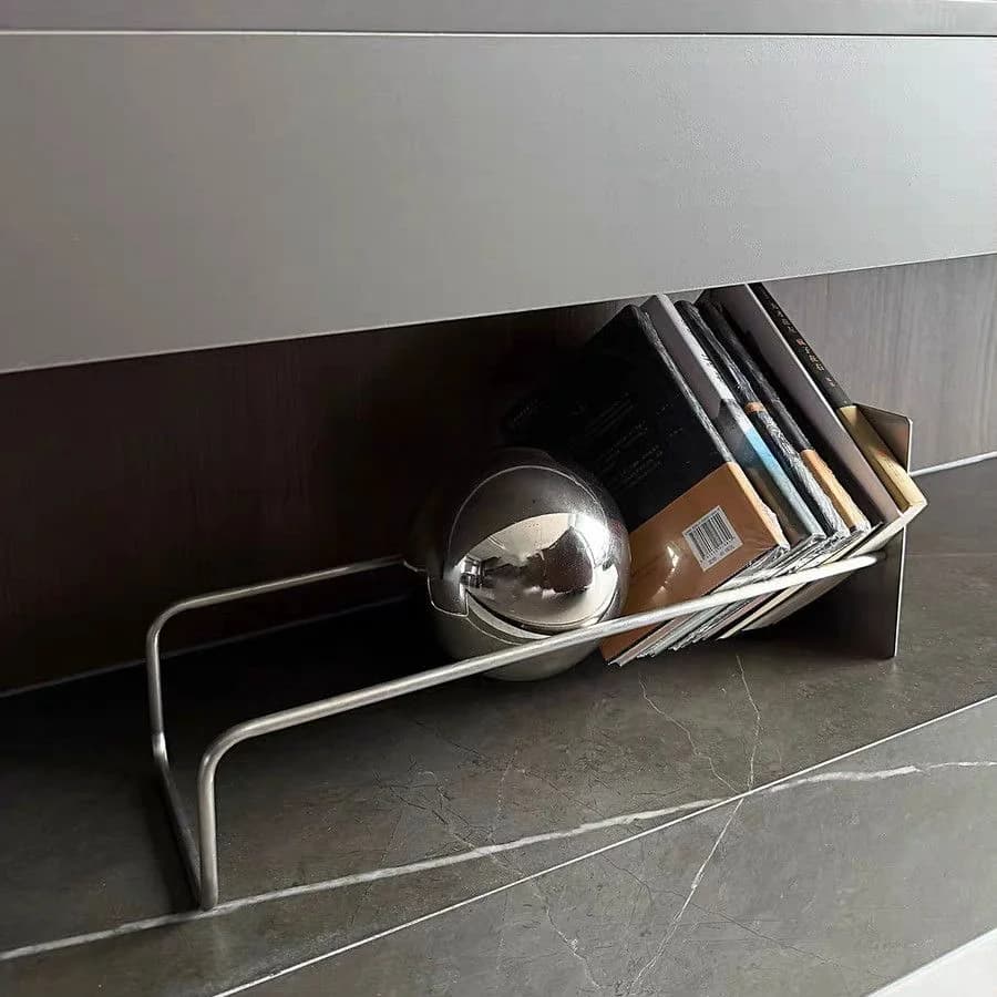 Estante de livros de aço inoxidável moderna em ambiente de sala de estar
