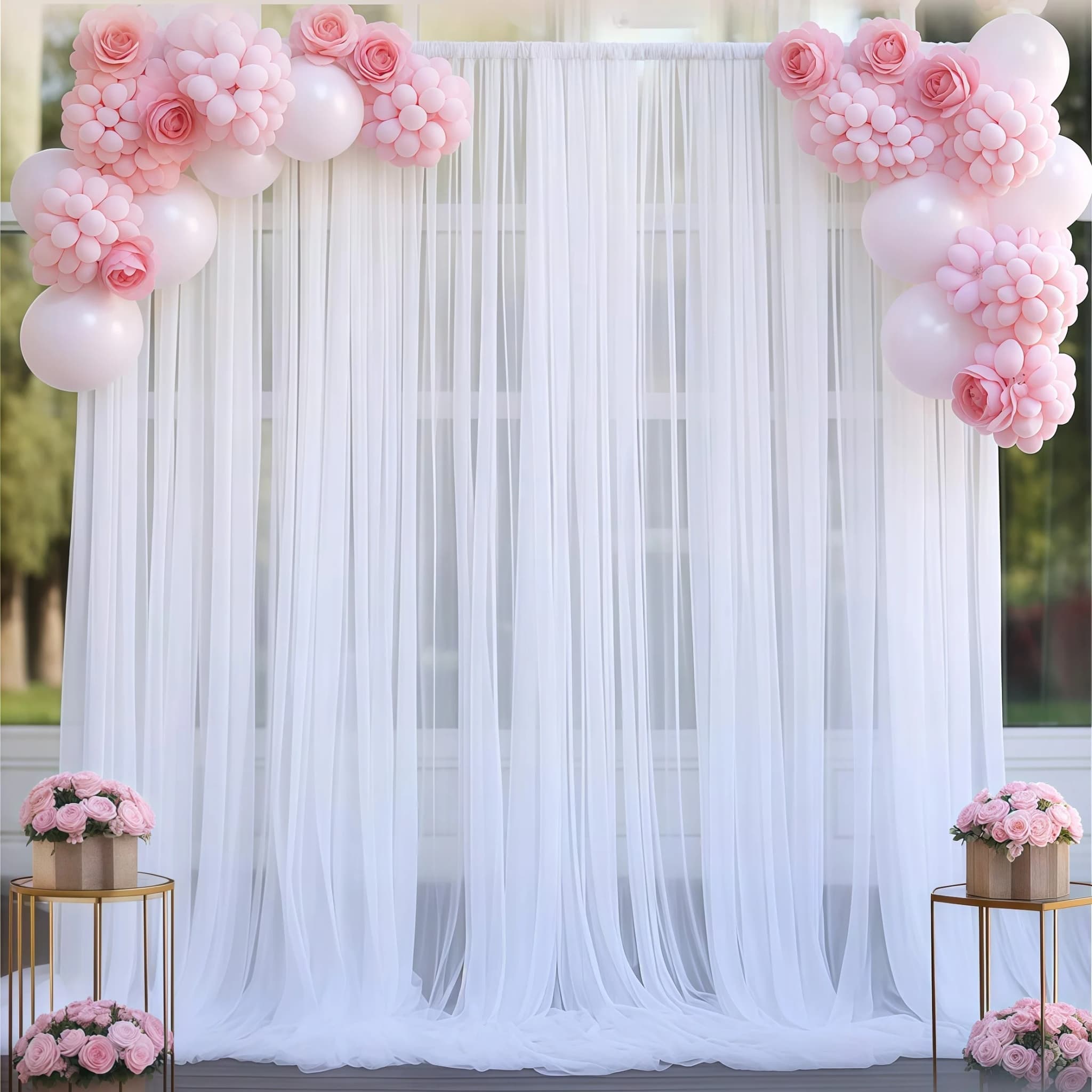 Cortina de tule branca 3x3m com decoração de balões rosa e arranjos florais para festa e casamento