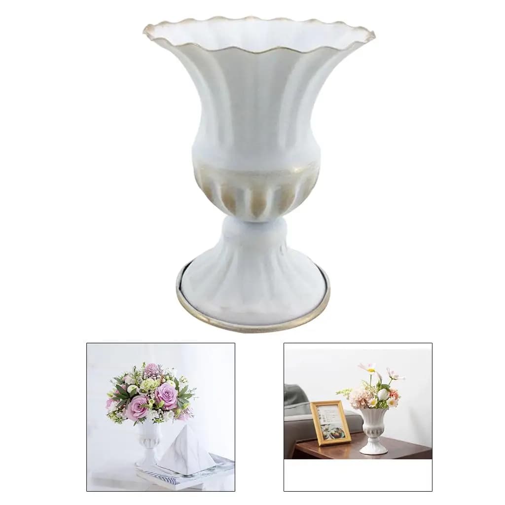 Vaso decorativo vintage médio em ferro branco com detalhes dourados para flores secas