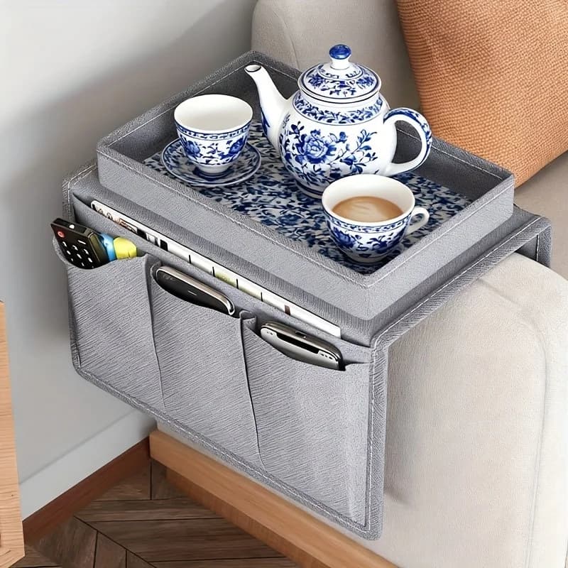 Organizador cinza para braço de sofá com bandeja para chá e bolsos para controle remoto e celular