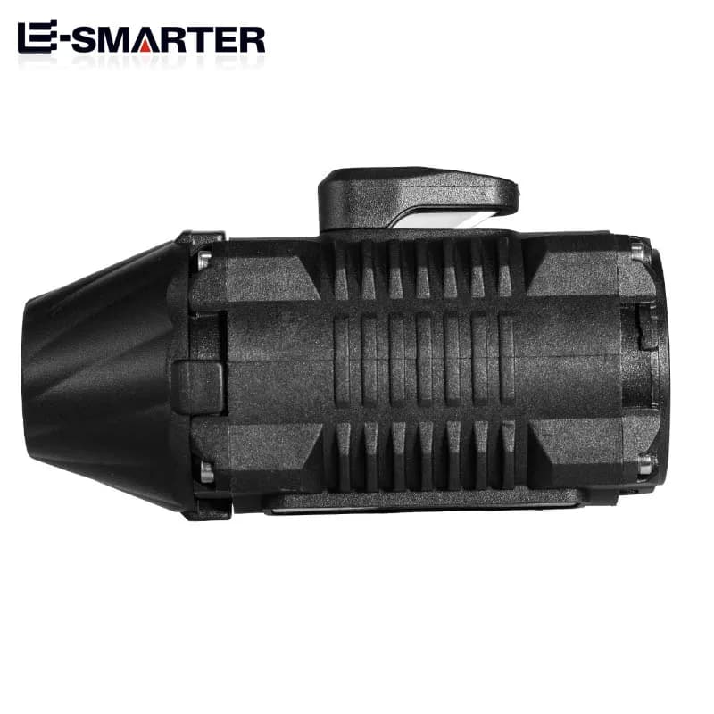 Vista lateral de secador de cabelo portátil automotivo preto com ventilador e acabamento texturizado