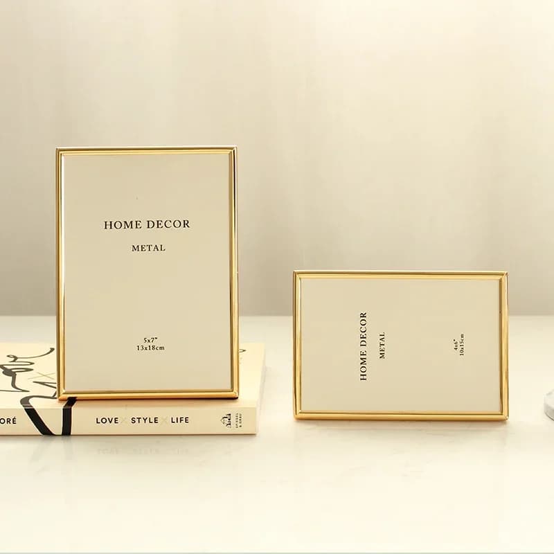 Quadros decorativos dourados para decoração de casa, moldura metálica com texto 'HOME DECOR' e 'METAL'.